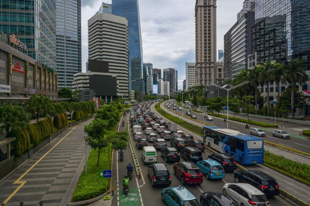 Suasana di salah satu kawasan pusat bisnis pada saat jam padat lalu lintas di Jakarta, 13 Desember 2022. Indonesia dengan Jakarta sebagai ibu kota ASEAN mencanangkan kawasan Asia Tenggara sebagai pusat pertumbuhan saat menjalankan keketuaan ASEAN.