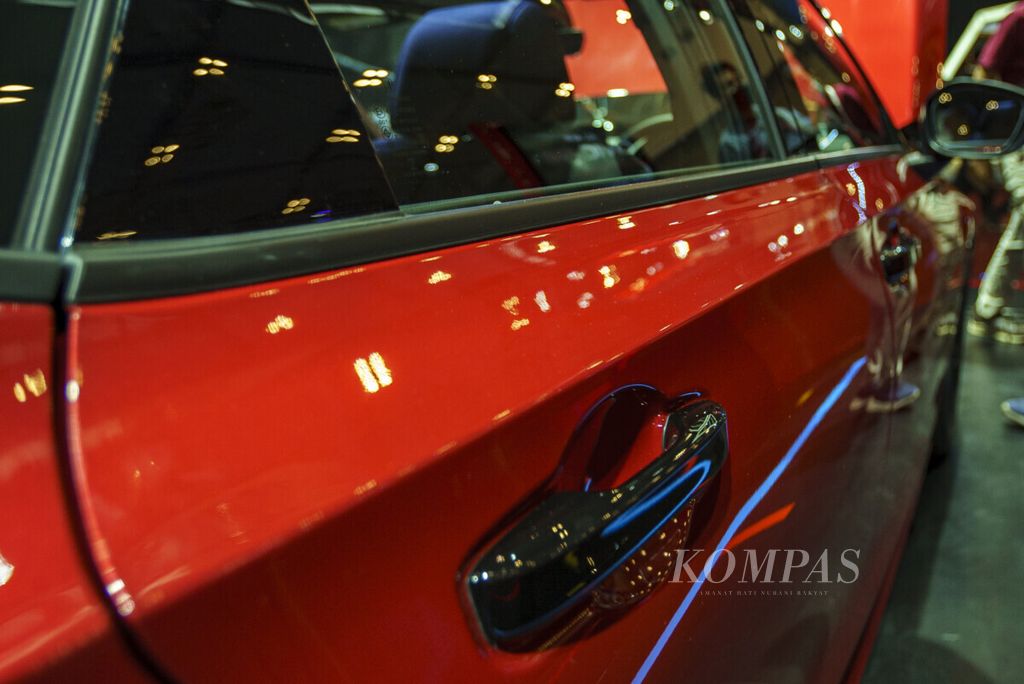 Detail handel pintu All New Honda Civic RS yang berwarna hitam, kontras dengan warna bodi merah Ignite Red. 