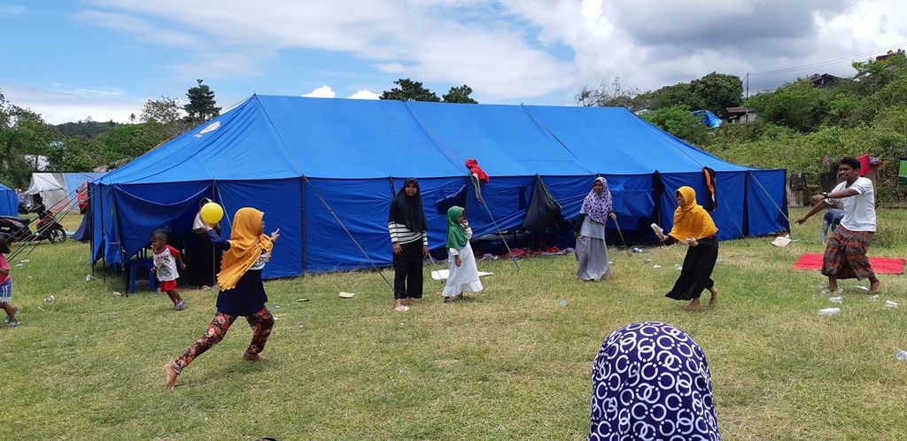 Anak-anak korban gempa bermain di lokasi penggungsian Desa Tulehu, Kecamatan Salahutu, Kota Ambon, Maluku, Rabu (2/10/2010). Mereka belum mendapatkan pendampingan <i>trauma healing </i>untuk mengurangi beban psikologis akibat gempa. Tulehu merupakan desa di Pulau Ambon yang terdampak gempa cukup parah.