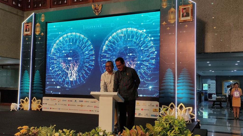 Kepala Kantor Perwakilan Bank Indonesia Bali Trisno Nugroho (kiri) bersama Wakil Gubernur Bali Tjokorda Oka Artha Ardana Sukawati (kanan) membuka acara bertajuk Kick Off Serambi 2023 Provinsi Bali di Kantor Perwakilan BI Bali di Kota Denpasar, Senin (27/3/2023).