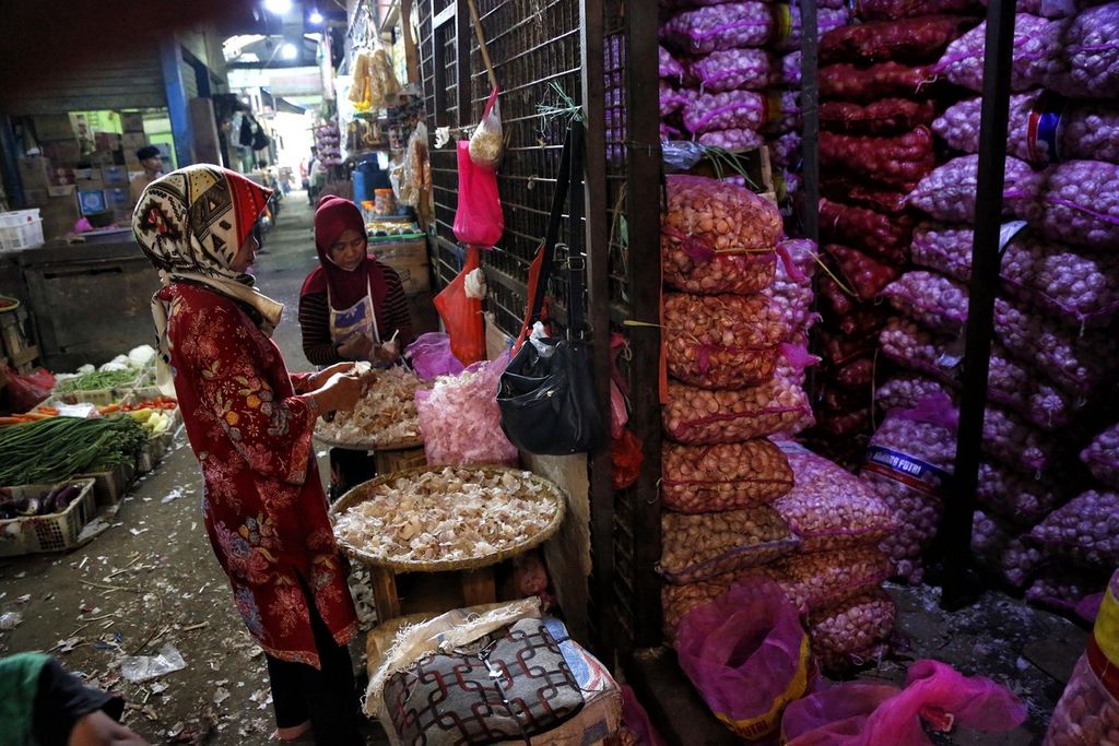 Buruh membersihkan kulit dan batang bawang putih impor di Pasar Induk Kramatjati, Jakarta Timur, Minggu (28/5/2023). Berdasarkan panel harga Badan Pangan Nasional, harga bawang putih cenderung naik sejak awal tahun 2023 hingga akhir Mei 2023. Pada awal tahun, harga rata-rata di tingkat pengecer Rp 27.900 per kilogram, dan saat ini telah mencapai Rp 36.420 per kg. 