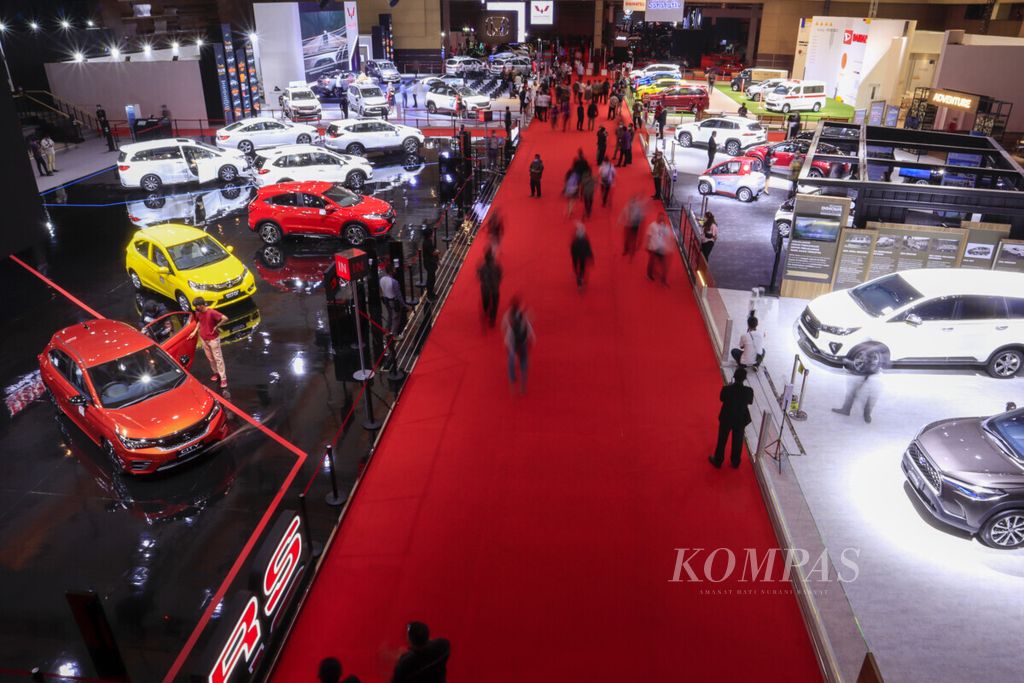Suasana pameran Indonesia International Motor Show (IIMS) Hybrid 2021 di Jakarta International Expo, Kemayoran, Jakarta Pusat, Kamis (15/4/2021).