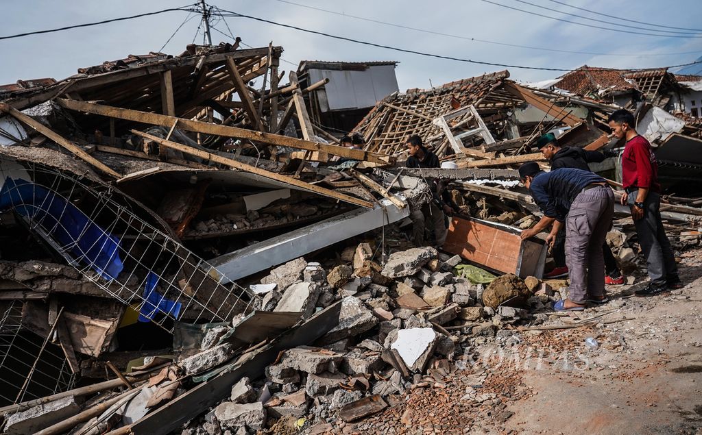Sejumlah warga dan sukarelawan saling membantu membuka reruntuhan salah satu rumah yang roboh akibat gempa di Kampung Sela Eurih, Desa Benjot, Cugenang, Kabupaten Cianjur, Jawa Barat, Selasa (22/11/2022). 