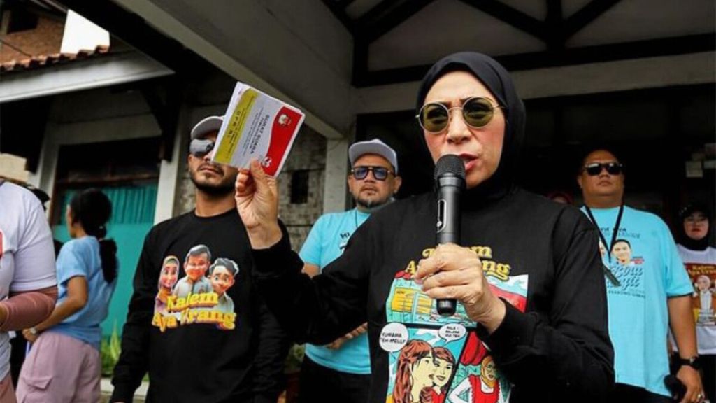 Calon anggota legislatif untuk DPR RI dari Partai Gerindra, Melly Goeslaw, saat berkampanye di tengah masyarakat pada Sabtu (27/1/2024) di Kota Bandung, Jawa Barat. Melly bertarung di daerah pemilihan Jabar I yang meliputi Kota Bandung dan Kota Cimahi.