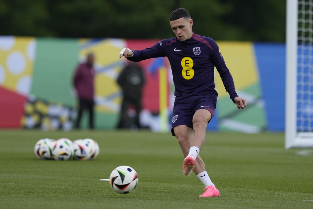 Pemain Inggris, Phil Foden, menendang bola saat berlatih di Blankenhain, Jerman, Rabu (12/6/2024). Inggris akan menghadapi Serbia pada laga Grup C Piala Eropa 2024, Senin (17/6/2024) pukul 02.00 WIB.