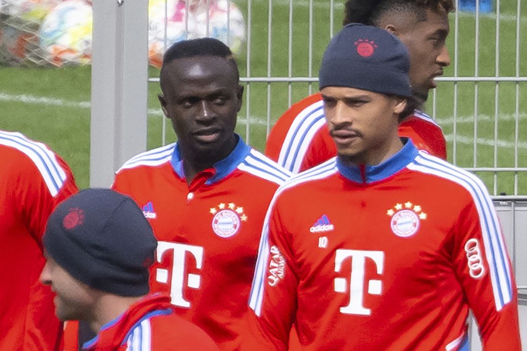 Pemain Bayern Muenchen Sadio Mane (tengah kiri) dan Leroy Sane (tengah kanan) kembali berlatih bersama pada Kamis (13/4/2023). Dua hari sebelumnya, keduanya bertengkar dan Mane sempat memukul Sane.