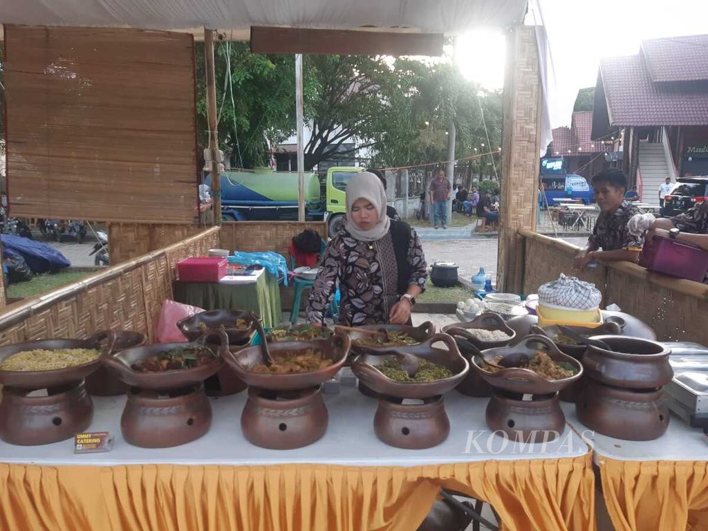 Pembukaan digelar pada Jumat (5/8/2022) sore. Aceh Festival Kuliner 2022 digelar sejak 4-7 Agustus 2022 di Taman Ratu Safiatuddin, Kota Banda Aceh. Lebih dari 100 gerai makanan dari 23 kabupaten/kota di Aceh memeriahkan festival tersebut.