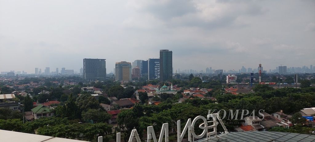 Lanskap Jakarta dilihat dari ketinggian salah satu kompleks mal dan apartemen di Jakarta Selatan. Tren pembangunan gedung tinggi untuk hunian dan perkantoran kian menjamur di Ibu Kota. 