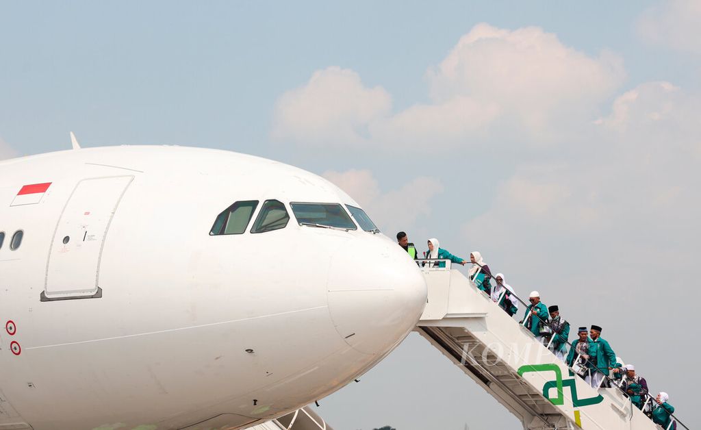 Prospective hajj pilgrims climbed the steps of the plane before departing for the holy city of Mecca from Adi Soemarmo Airport, Boyolali Regency, Central Java, on Sunday (12/5/2024).