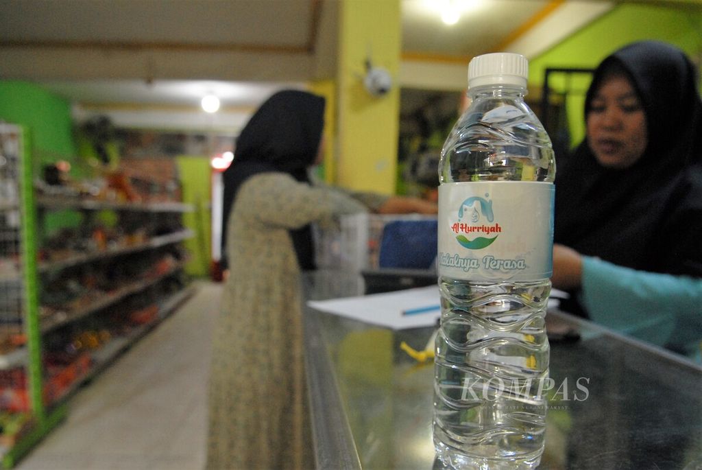 Air minum kemasan Al-Hurriyah yang diproduksi salah satu unit bisnis Pesantren As’ad, Kelurahan Olak Kemang, Kota Jambi. Pemasarannya tersebar di minimarket yang juga dikelola unit bisnis pesantren, Kamis (20/7/2023). 