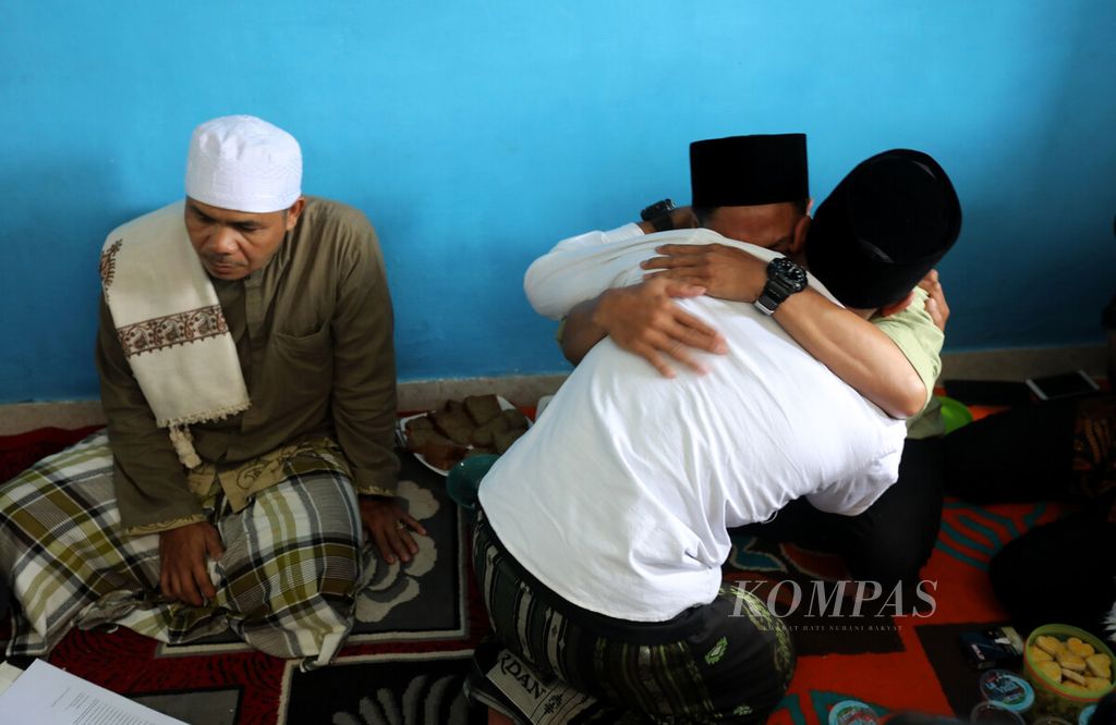 Mempelai laki-laki, Muhammad Nurdin (membelakangi lensa), berpelukan dengan kerabatnya setelah melaksanakan akad nikah di kediaman mempelai perempuan di Desa Mangunkerta, Kecamatan Cugenang, Kabupaten Cianjur, Jawa Barat, Minggu (4/12/2022). 