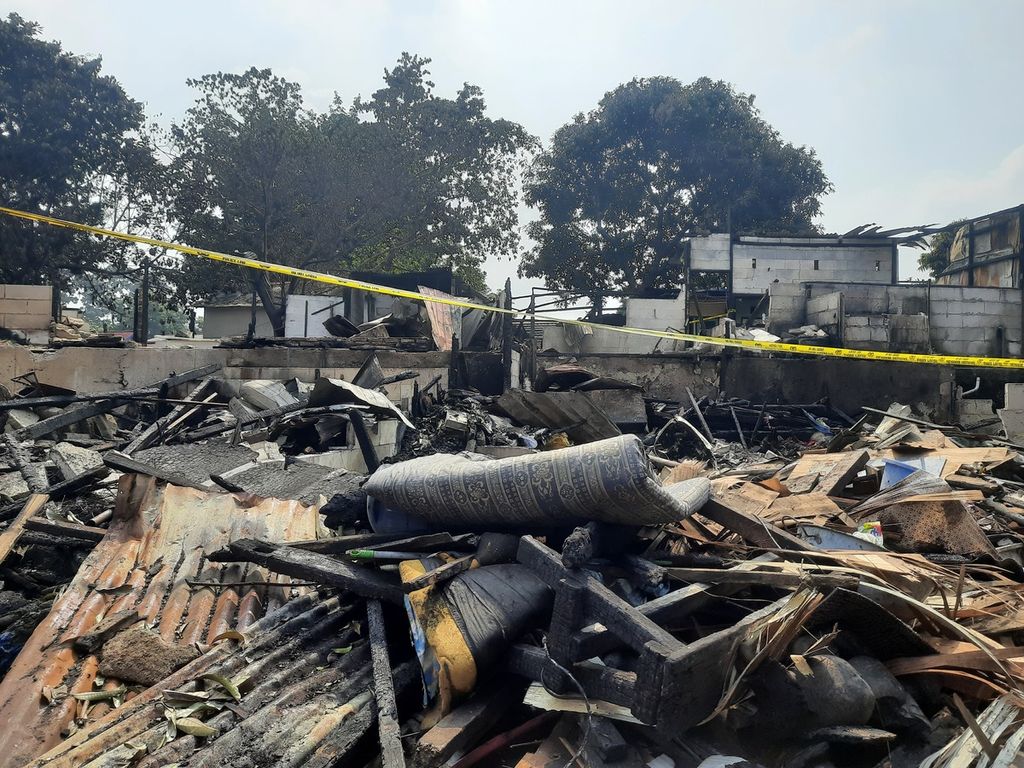 Puing-puing dari rumah yang terbakar di Jalan Edi IX, Setiabudi, Jakarta Selatan, Senin (13/3/2023).