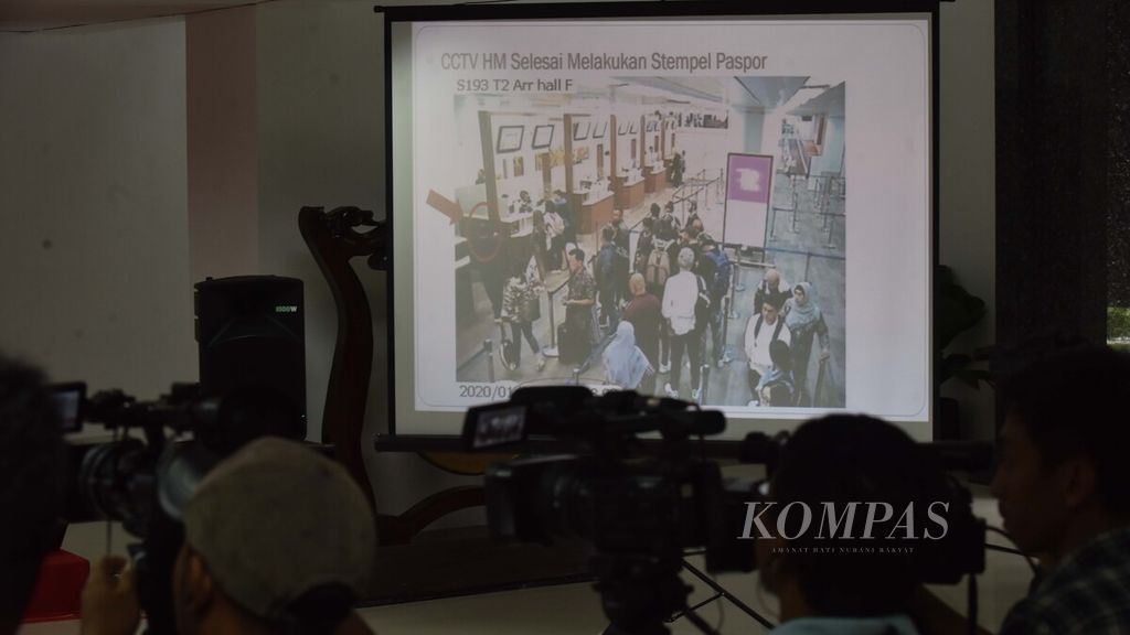 Potongan gambar dari kamera pemantau imigrasi Bandara Soekarno Hatta yang menangkap keberadaan tersangka Komisi Pemberantasan Korupsi (KPK) Harun Masiku diperlihatkan oleh Tim gabungan data pelintasan Harun Masiku saat menggelar jumpa pers di Kantor Kementerian Hukum dan HAM Jakarta, Kamis (19/2/2020). 