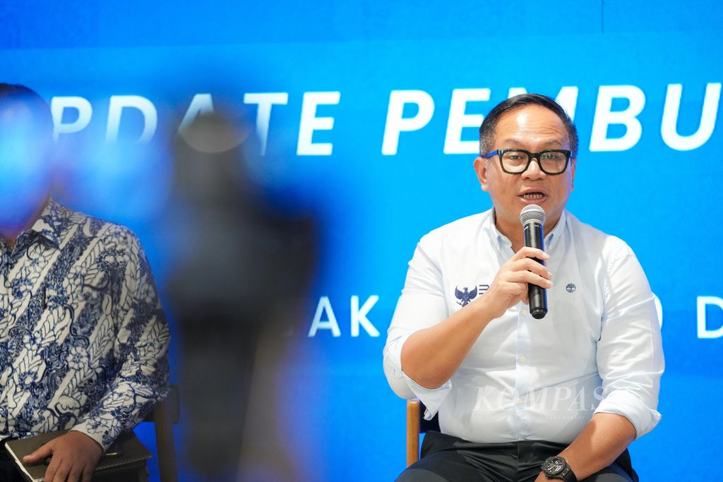 Wakil Menteri Badan Usaha Milik Negara (BUMN) Kartika Wirjoatmodjo saat menyampaikan perkembangan terbaru dari pembubaran tujuh BUMN di Jakarta, Jumat (29/12/2023).