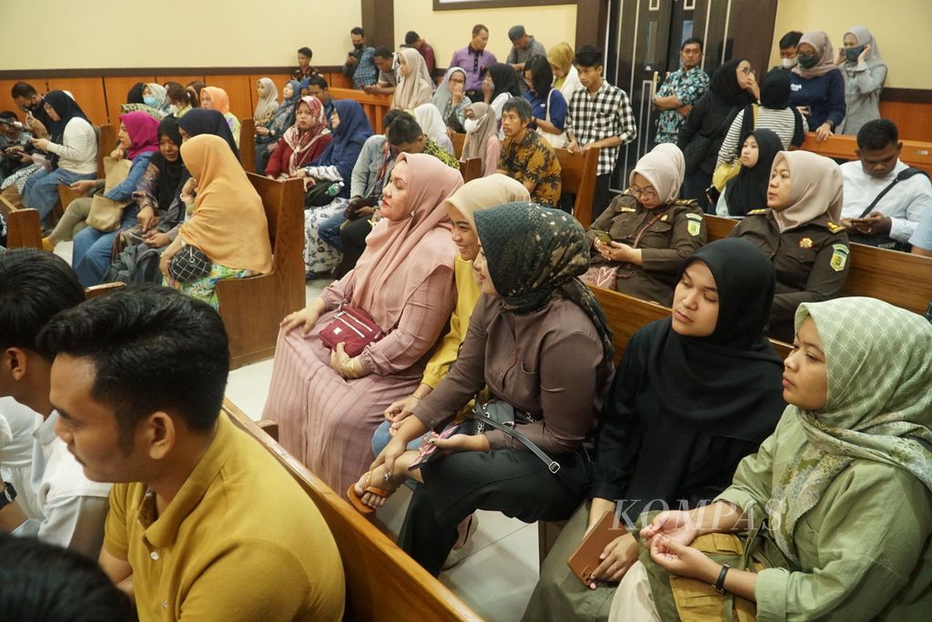 Puluhan warga memenuhi ruang sidang Pengadilan Negeri Padang dalam sidang tindak pidana ringan tiga wanita penganiaya kucing di Kota Padang, Sumatera Barat, Kamis (7/9/2023). 