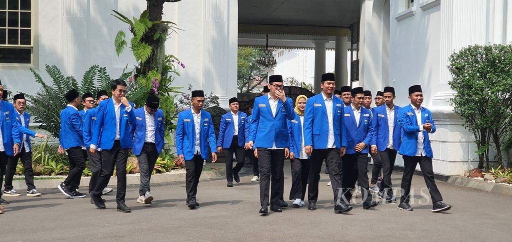Belasan Pengurus Besar Pergerakan Mahasiswa Islam Indonesia seusai bertemu dengan Presiden Joko Widodo di Istana Merdeka, Jakarta, Selasa (25/7/2023).