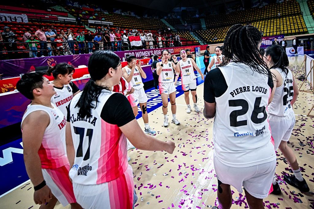 Pemain tim nasional bola basket putri merayakan keberhasilan meraih juara Piala Asia FIBA 2023 Divisi B setelah mengalahkan Iran di Nimibutr Stadium, Bangkok, Thailand, Sabtu (19/8/2023) malam.