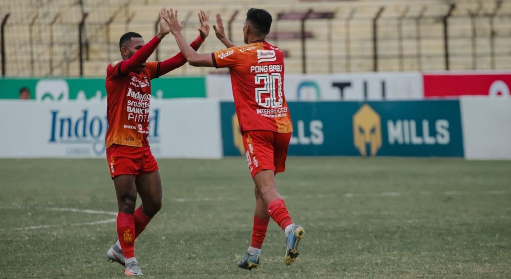 Dokumentasi Bali United menampilkan pemain Bali United, Yabes Roni Malaifani (kiri), bersama Lerby Eliandry Pong Babu (kanan) melakukan tos setelah Bali United mencetak gol ke gawang Borneo FC di Stadion Sultan Agung, Bantul, Yogyakarta, Kamis (15/12/2022). Bali United ditaklukkan Borneo FC dengan skor 1-3 dalam laga lanjutan BRI Liga 1 2022/2023 pekan ke-15 itu.