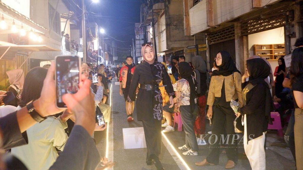Sejumlah model memperagakan busana sasirangan dalam ajang DekraShow III di kawasan Bandarmasih Tempo Doeloe, Kota Banjarmasin, Kalimantan Selatan, Minggu (18/9/2022) malam.