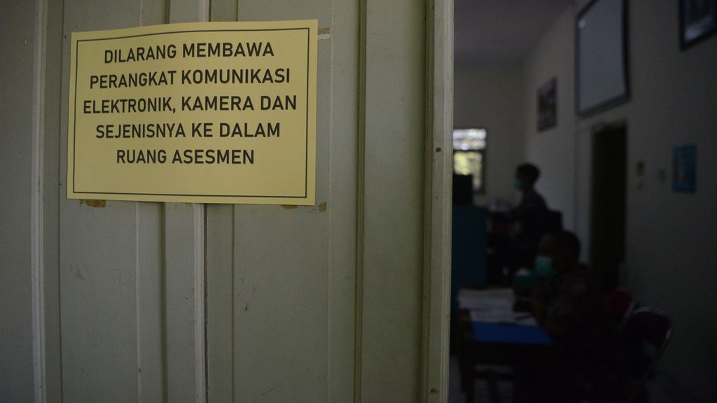 Kertas pengumuman ditempel di pintu ruang simulasi Asesmen Nasional Berbasis Komputer (ANBK) di SMP Negeri 12 Yogyakarta, Jetis, Yogyakarta, Kamis (16/9/2021). 