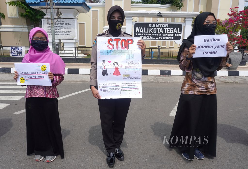 Anak-anak dan polisi wanita Polres Tegal Kota membawa poster berisi tuntuan anak dalam kampanye melawan kekerasan terhadap anak, Kamis (23/7/2020) di Kota Tegal, Jawa Tengah. Kampanye tersebut dilakukan dalam rangka memperingati Hari Anak Nasional.
