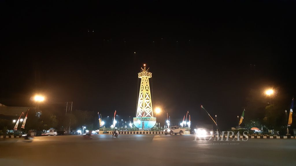 Suasana lalu lintas kendaraan di sekitar Bundaran Tugu Obor atau Monumen Tanjung Puri di Tanjung, Kabupaten Tabalong, Kalimantan Selatan, Rabu (20/11/2019) malam.