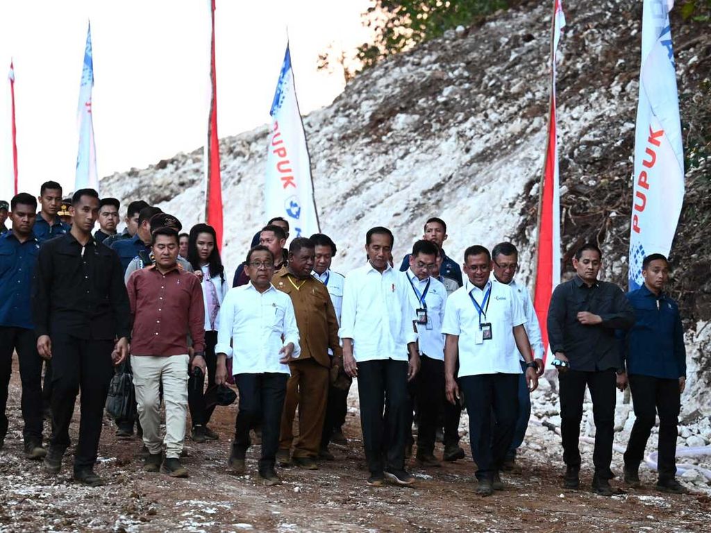 Presiden Joko Widodo melakukan peletakan batu pertama atau <i>groundbreaking</i> Proyek Strategis Nasional (PSN) Kawasan Industri Pupuk Fakfak, Kabupaten Fakfak, Provinsi Papua Barat, pada Kamis, 23 November 2023.