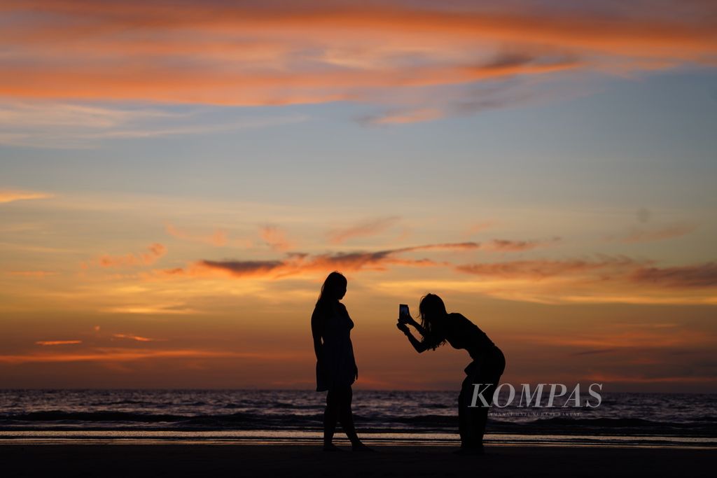 Pengunjung sedang mengabadikan senja di Pantai Luak Esplanade, Kota Miri, Sarawak, Malaysia, Kamis (25/4/2024).