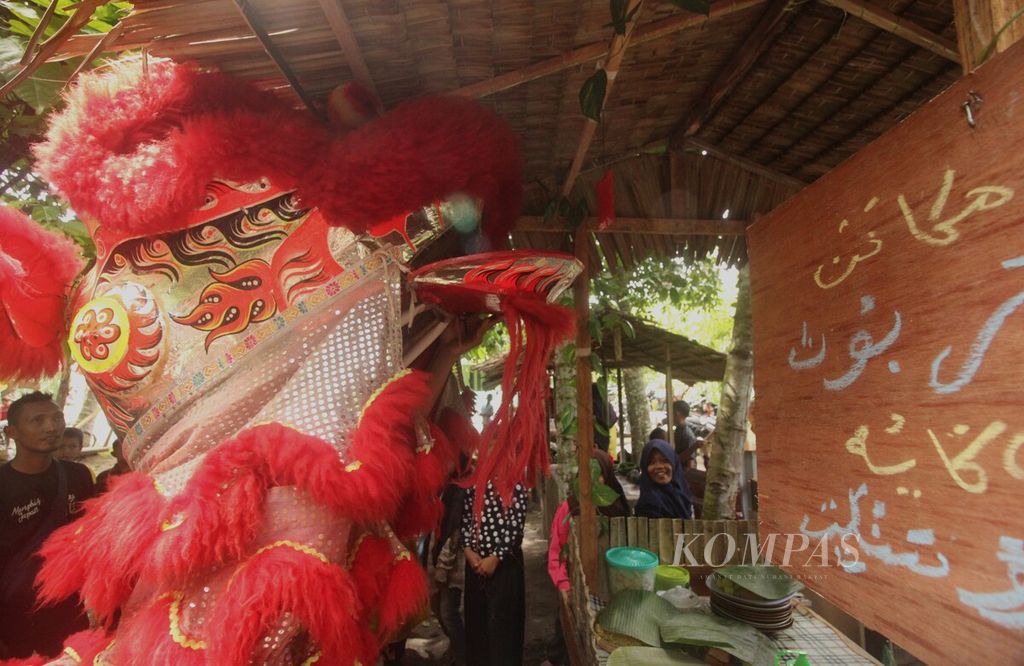 Kesenian barongsai ditampilkan dalam Festival Selayar Denai 2023 di Desa Denai Lama, Kecamatan Pantai Labu, Kabupaten Deli Serdang, Sumatera Utara, Rabu (15/11/2023). Festival yang digelar pada 15-19 November ini menampilkan beragam ekspresi budaya dari etnis Melayu, Jawa, dan Tionghoa.