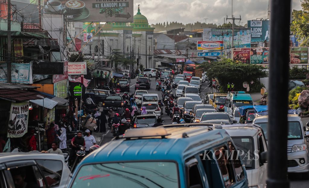 Suasana lalu lintas Jalan Raya Puncak di Cisarua, Kabupaten Bogor, Jawa Barat, yang menjadi salah satu titik kepadatan kendaraan setiap hari di jalur menuju Puncak, Rabu (2/3/2022). 