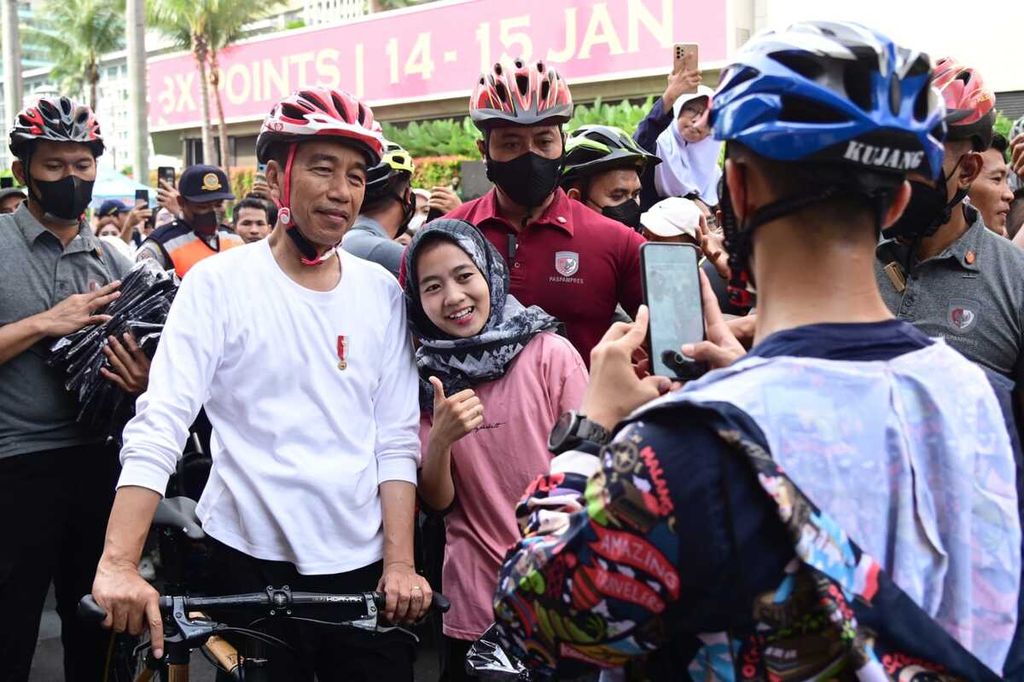 Warga antusias meminta berswafoto bersama Presiden Joko Widodo saat bertemu di hari bebas kendaraan bermotor (<i>car free day</i>) Jakarta, Minggu (15/1/2023).