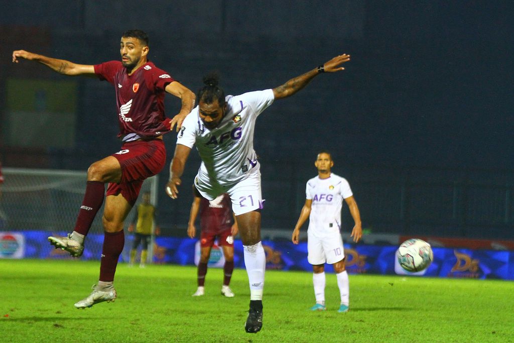 Penyerang PSM Makassar, Everton Nascimento (kiri), berebut bola dengan bek Persik Kediri, Fandry Imbiri, dalam laga Grup D Piala Presiden 2022 di Stadion Kanjuruhan, Malang, Minggu (19/6/2022). 