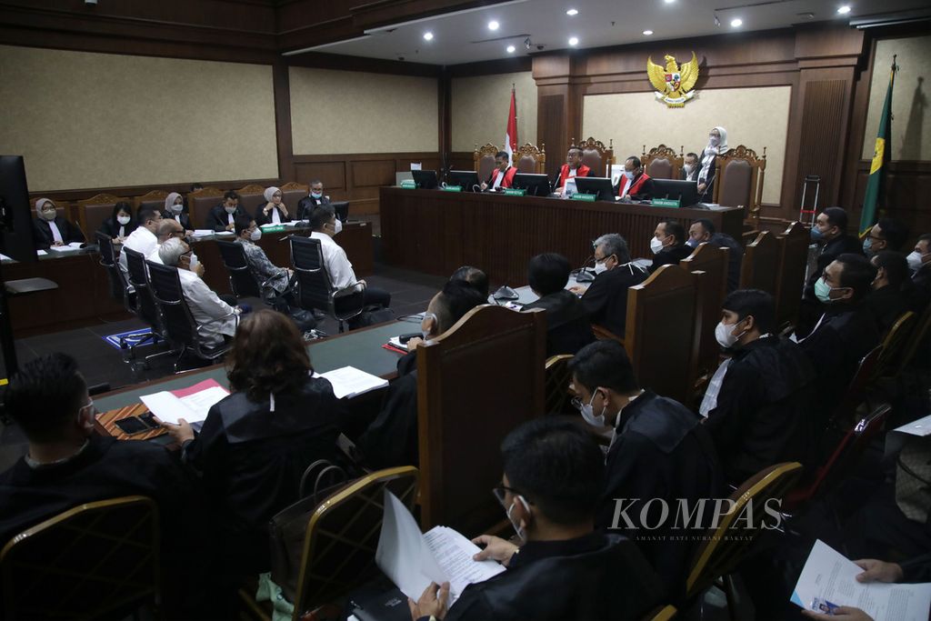 Sidang pembacaan dakwaan kasus korupsi minyak goreng di di Pengadilan Tindak Pidana Korupsi (Tipikor), Jakarta, Rabu (31/8/2022). Jaksa penuntut umum mendakwa lima terdakwa perkara dugaan korupsi pemberian izin ekspor minyak kelapa sawit mentah (CPO) dan produk turunannya, termasuk minyak goreng, merugikan negara sebesar Rp 18.359.698.998.925 atau sekitar Rp 18,3 triliun. Kelima terdakwa tersebut adalah Direktur Jenderal Perdagangan Luar Negeri Kementerian Perdagangan Indra Sari Wisnu Wardhana, Komisaris PT Wilmar Nabati Indonesia Master Parulian Tumanggor, Senior Manager Corporate Affair PT Victorindo Alam Lestari Stanley MA, General Manager (GM) Bagian General Affair PT Musim Mas Pierre Togar Sitanggang, Penasihat Kebijakan/Analis pada Independent Research & Advisory Indonesia (IRAI) dan Tim Asistensi Menteri Koordinator Bidang Perekonomian Weibinanto Halimdjati alias Lin Che Wei. 