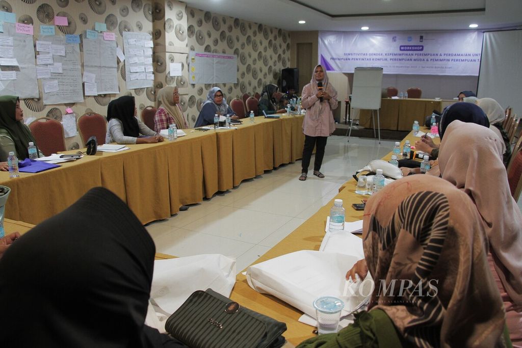 Para paralegal atau pendamping perempuan dan anak korban kekerasan sedang mengikuti pelatihan kepemimpinan perempuan di Banda Aceh, Senin (13/11/2023).