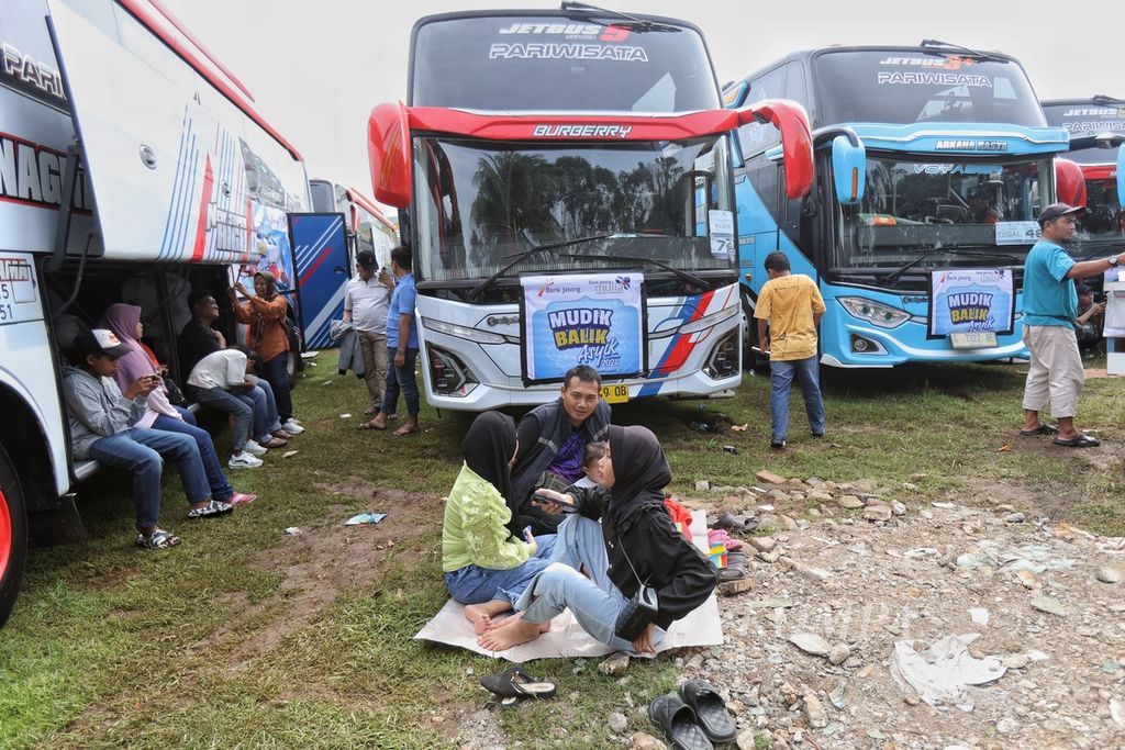 Warga menunggu pemberangkatan bus di Museum Purna Bhakti Pertiwi, Jakarta, Sabtu (6/4/2024). Mudik gratis ini disponsori antara lain oleh Bank Jateng dan Pemerintah Provinsi Jawa Tengah.