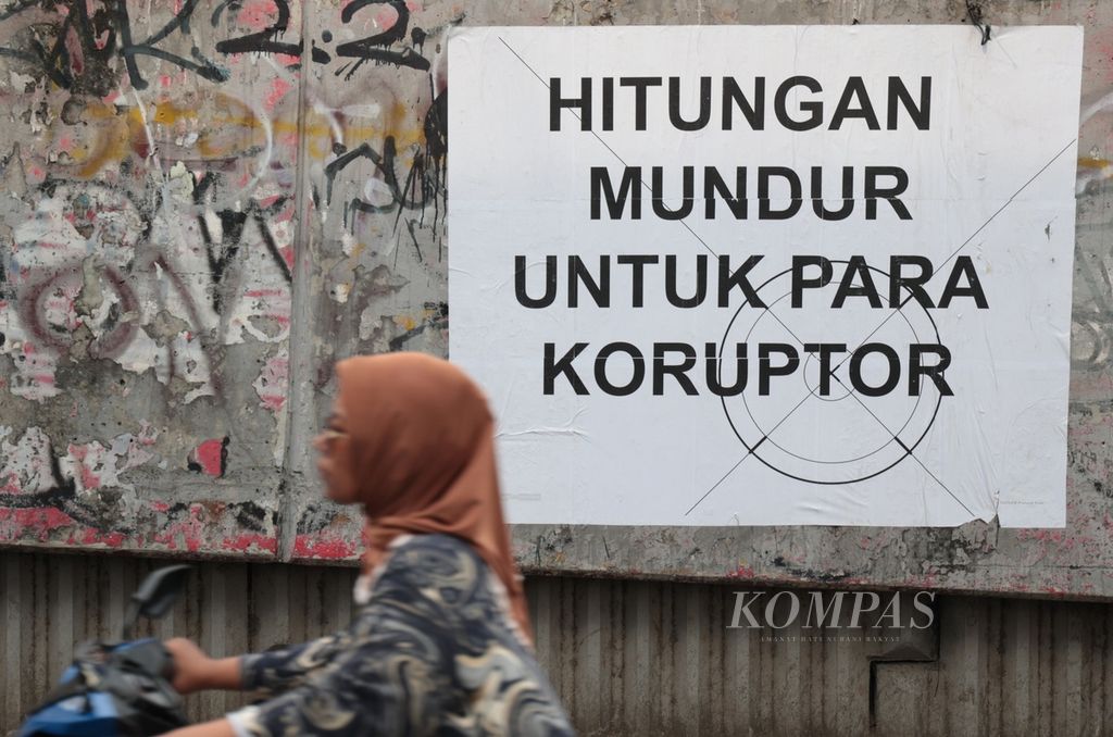 Korupsi yang masih menjadi penyakit akut bangsa menjadi keprihatinan masyarakat yang dituangkan melalui poster yang ditempel di kawasan Ciputat, Tangerang Selatan, Banten, Rabu (10/5/2023).