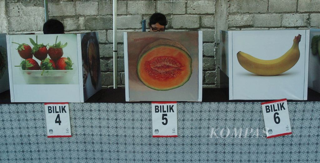 Warga menggunakan hak pilih di TPS 09 yang dihiasi dengan gambar buah-buahan di Kecamatan Mantrijeron, Yogyakarta, Kamis (9/4/2009). 