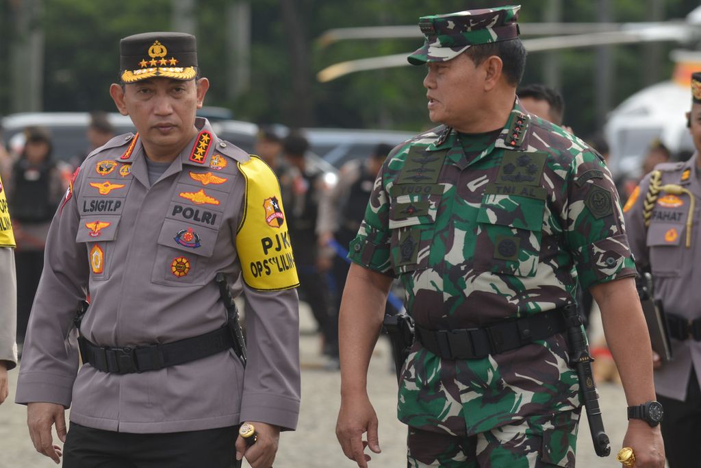 Panglima TNI Laksamana Yudo Margono dan Kapolri Jenderal (Pol) Listyo Sigit Prabowo (kanan ke kiri) hadir saat gelaran apel Operasi Lilin di kawasan Monas, Jakarta Pusat, Kamis (22/12/2022).