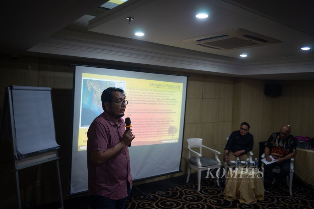 Direktur Eksekutif Wahana Lingkungan Hidup Indonesia (Walhi) Riau Boy Even Sembiring berbicara dalam sebuah forum diskusi di Batam, Senin (8/7/2024).