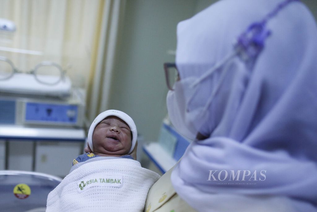 Petugas Rumah Sakit Ibu dan Anak Tambak, Menteng, Jakarta, sedang merawat dan memantau kondisi bayi yang baru lahir, Selasa (15/11/2022). Jumlah manusia Bumi pada 15 November 2022 ini genap mencapai 8 miliar jiwa.
