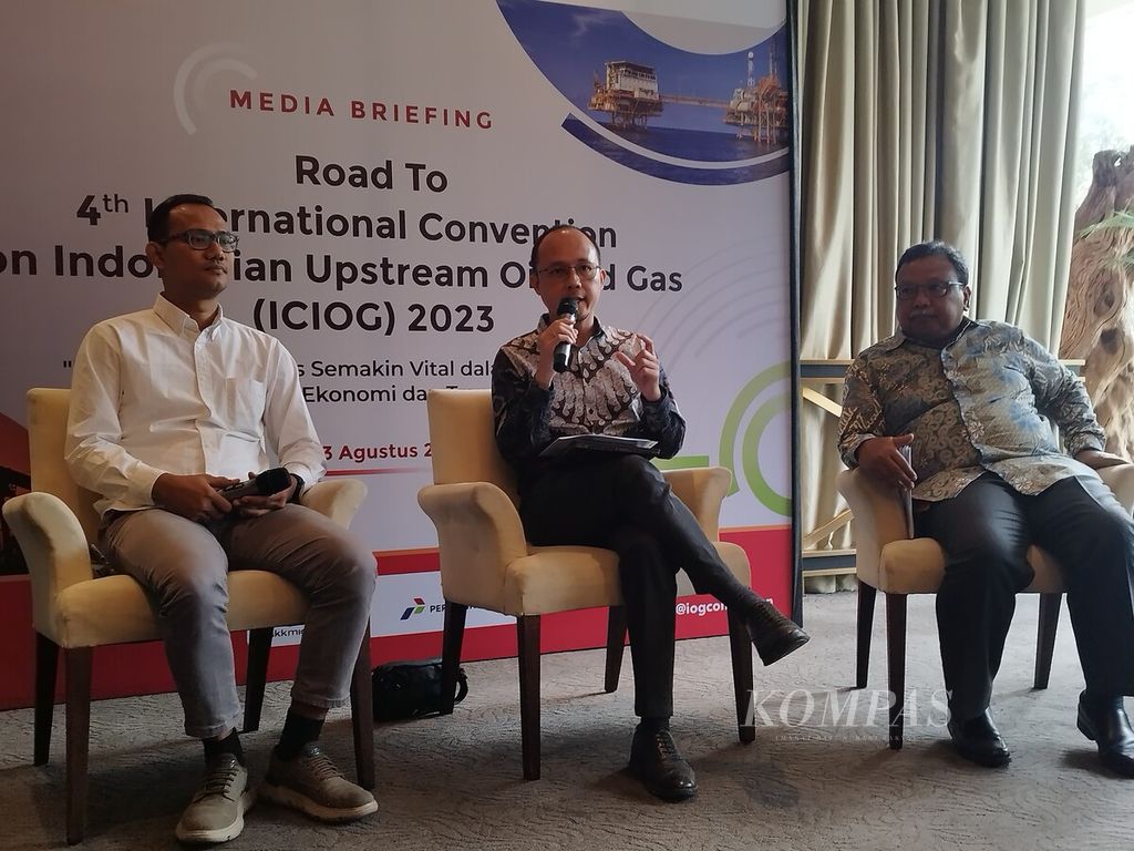 Country Head Indonesia Rystad Energy Sofwan Hadi (tengah) memaparkan hasil riset Rystad Energy mengenai kondisi sektor hulu migas dalam <i>media briefing</i> di Jakarta, Rabu (23/8/2023).