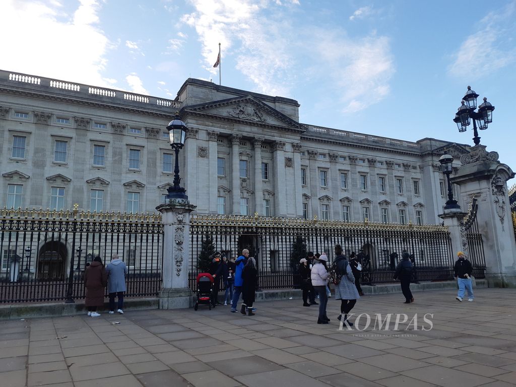 Wisatawan menikmati keindahan Istana Buckingham di London, Inggris, pada Kamis (30/11/2023).