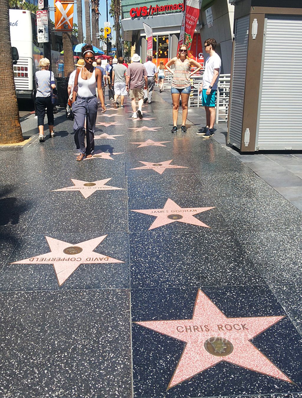 Wisatawan berlalu-lalang di Hollywood Walk of Fame di Holylwood Boulevard, Los Angeles, California, Amerika Serikat, akhir Juni 2013. Los Angeles adalah salah satu kota yang menarik banyak pendatang, sebagai turis maupun pengadu nasib yang ingin sukses di industri hiburan perfilman. 