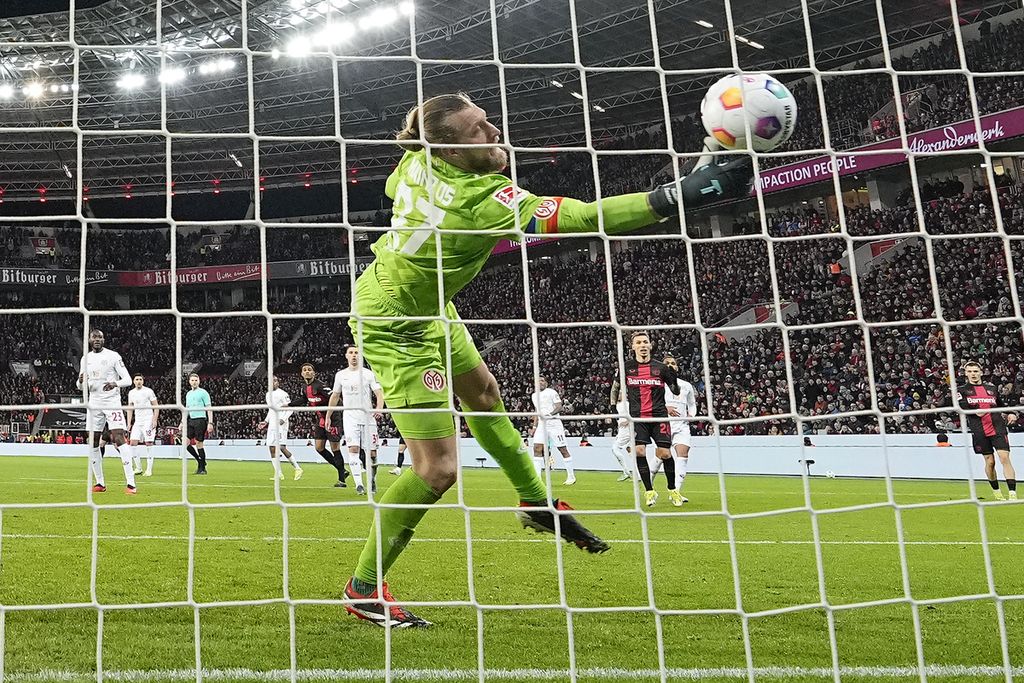 Kiper Mainz 05 Robin Zentner melakukan blunder yang membuat gawangnya bobol oleh tendangan pemain Bayer Leverkusen, Robert Andrich, Sabtu (24/2/2024) dini hari WIB. 