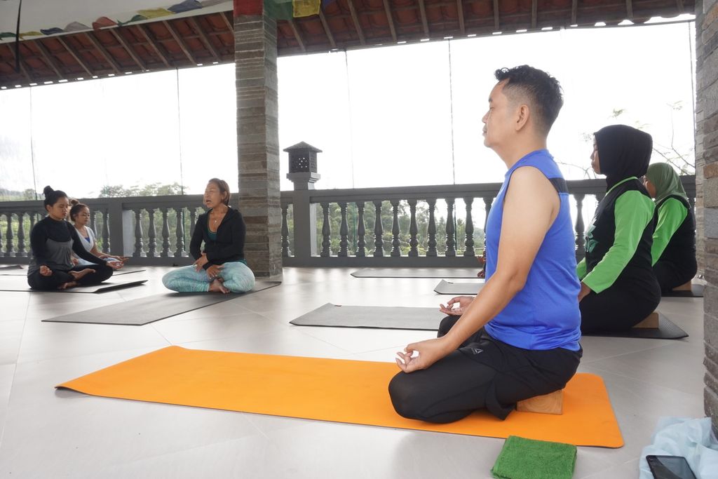Sejumlah orang berlatih yoga dalam komunitas Anita Yoga Shala di Baturraden, Banyumas, Jawa Tengah, Kamis (9/7/2020). Latihan digelar tiga kali dalam sepekan.