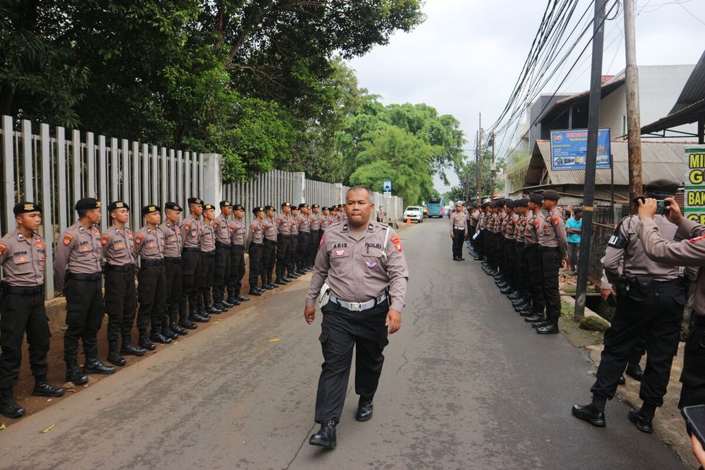 Polisi membuat pagar manusia untuk mengamankan Jalan Srengseng Sawah, Jagakarsa, Jakarta Selatan, dalam rangka rekonstruksi kasus kecelakaan yang menewaskan mahasiswa Universitas Indonesia bernama Hasya Athallah Saputra, Kamis (2/2/2023). 
