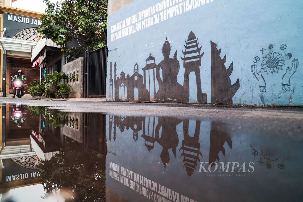 Mural bertema toleransi antarumat beragama tergambar di gang pintu masuk sebuah masjid di kawasan Cipedak, Jakarta, Kamis (13/10/2022). Mural menjadi salah satu media bagi masyarakat untuk menyerukan toleransi dalam kehidupan beragama.
