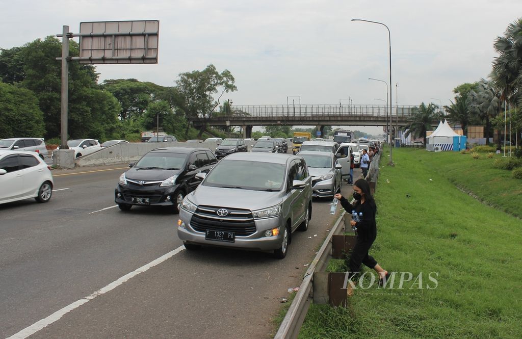 Sejumlah mobil diparkir di bahu Jalan Tol Jakarta-Cikampek, tepatnya di depan di <i>rest area</i> Kilometer 57. Hal ini dilakukan karena sejumlah pengemudi tidak mendapatkan tempat parkir di <i>rest area</i> itu. 