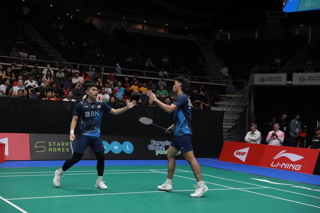 Ganda putra Indonesia, Leo Rolly Carnando/Daniel Marthin, melakukan selebrasi saat babak kedua Singapura Terbuka di Singapore Indoor Stadium, Kamis (8/6/2023). Leo/Daniel lolos ke perempat final setelah mengalahkan Kim Gi-jung/Kim Sa-rang (Korea Selatan) dengan skor 21-14, 21-17.