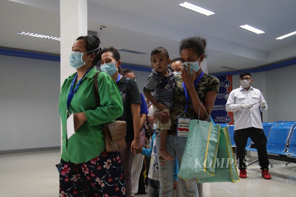 A number of migrant workers prepare to leave the immigration waiting room at Batam Center Port, Batam City, Riau Archipelago, Tuesday (24/3/2020).